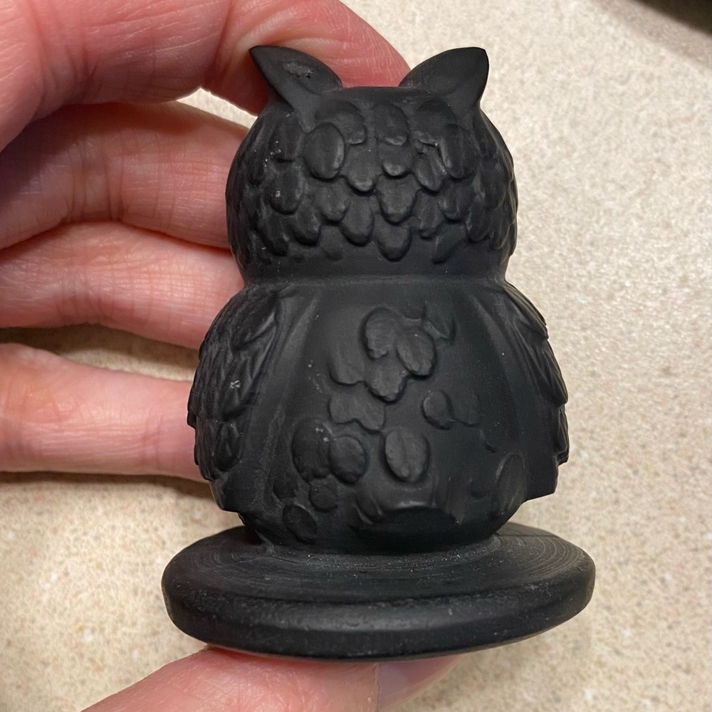 Black obsidian owl, approximately 2.5” high & base 2” across - Picture 2 of 9